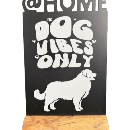 Staand bord op een houten blokje